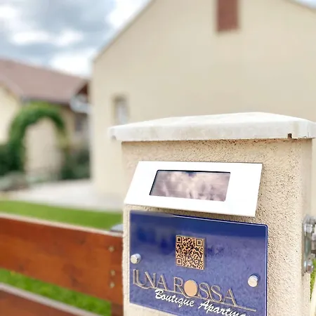 Luna Rossa Boutique * בלטונאקאלי